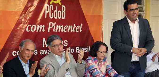 O ato da sede dos comunistas em BH serviu para fazer críticas a gestão tucana em Minas (foto: Mari Viel/Assessoria PCdoB)