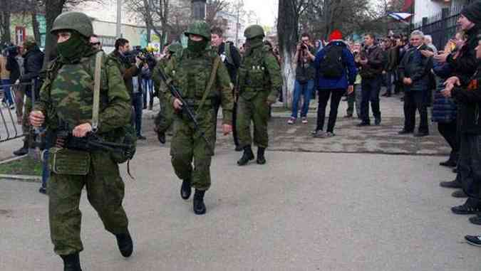 Foras russas patrulham o centro de Simferopol, na Ucrnia(foto: ALEXEY KRAVTSOV / AFP)