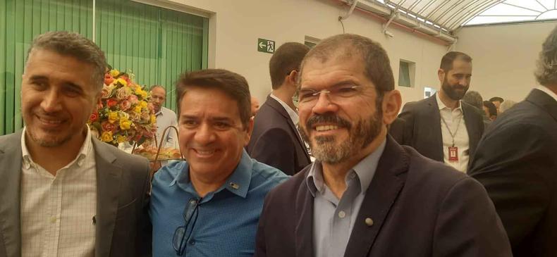 foto mostra o superintendnte region al do BNB em Minas, Wesley Maciel; o presidente da CDL, Ernandes Ferreira; e o presidente do BNB, Jos Gomes 