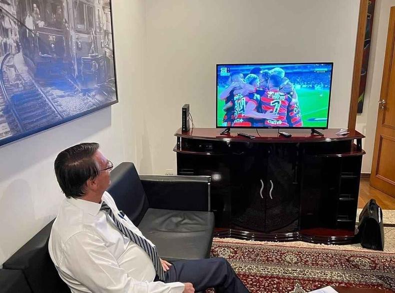 Bolsonaro vendo jogo 