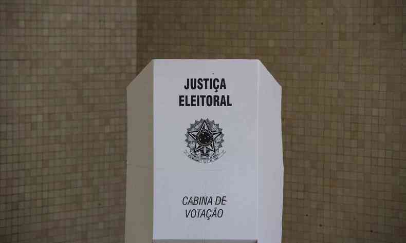 Nesta foto de arquivo tirada em 07 de outubro de 2012, uma urna eletrônica está configurada para as eleições municipais em uma estação de votação em São Paulo, Brasil
