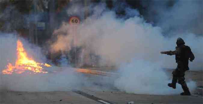 <center>Imagem 4 - Manifestantes fecham avenida com fogo <br> (Foto: Leandro Couri/EM/D.A Press)</center>