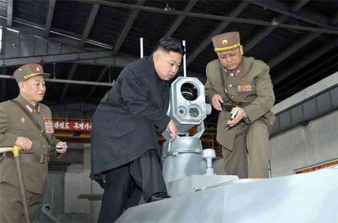 Ditador Kim Jong-Un inspeciona unidade do exrcito: nos ltimos dias, a Coreia do Norte tem feito ameaas  Coreia do Sul(foto: AFP PHOTO / KCNA)