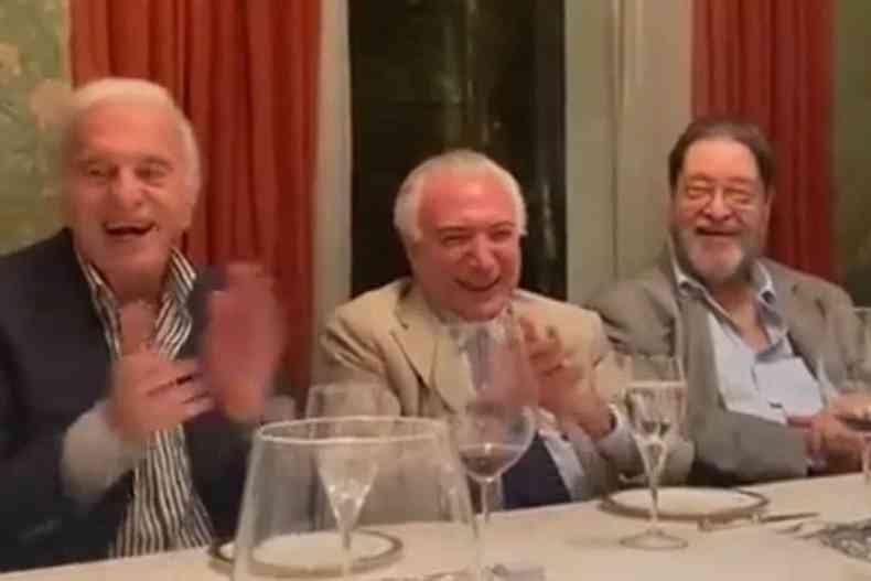 Temer, em jantar com polticos e empresrios, d gargalhada e aplaude humorista que imitava Jair Bolsonaro