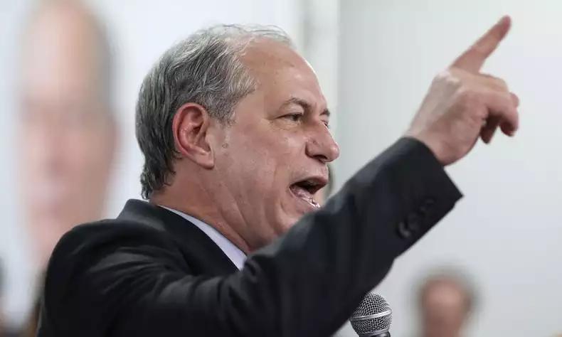 Ciro Gomes apontando o dedo em discurso