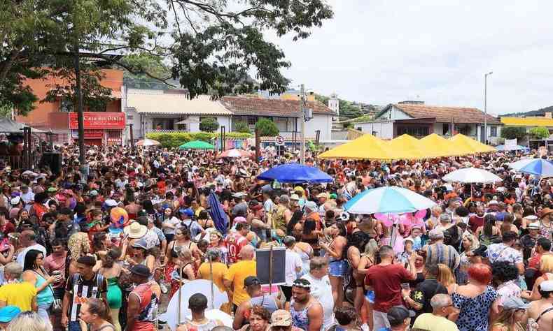 Aglomerado de pessoas no carnaval de Nova Lima