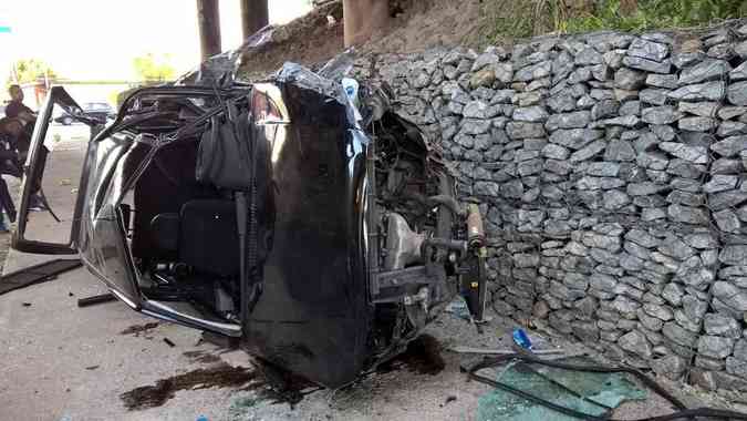 Carro despencou de viaduto e uma pessoa morreu na horaLeonardo Alvarenga