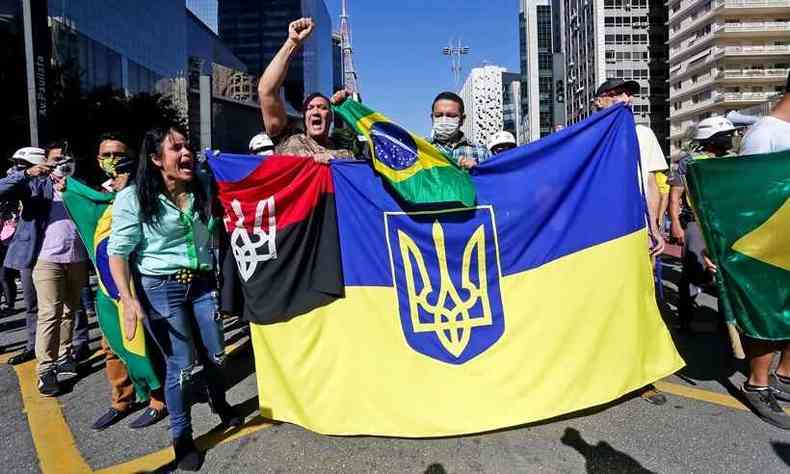 Manifestantes na Avenida Paulista exibem bandeira com o brazo utilizado pelo Pravy Sektor, grupo considerado neofacista na Ucrnia(foto: ALICE VERGUEIRO/ESTADO CONTEDO)