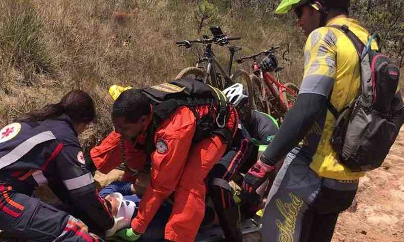 Ciclista foi encaminhado para o Hospital Joo XXIII(foto: Corpo de Bombeiros/Divulgao)