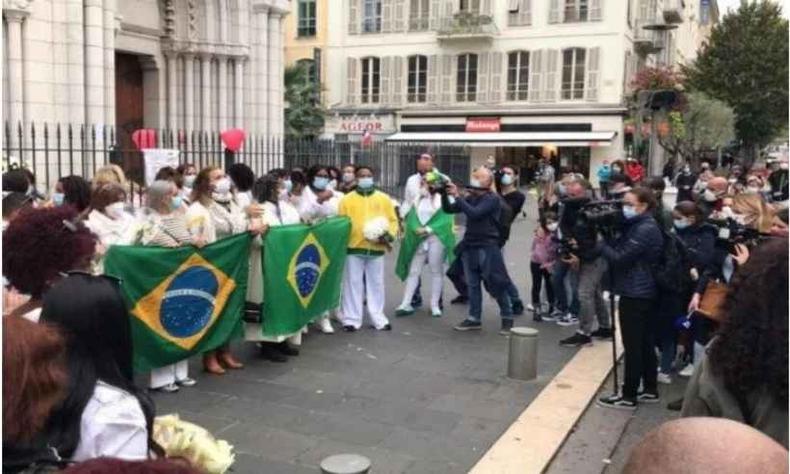 Diante da Basílica de Notre-Dame, onde aconteceu o ataque, amigos de Simone Barreto cantaram o Hino Nacional Brasileiro(foto: Kennedy Santos Silva/Cedida ao Correio) Diante da Basílica de Notre-Dame, onde aconteceu o ataque, amigos de Simone Barreto cantaram o Hino Nacional Brasileiro(foto: Kennedy Santos Silva/Cedida ao Correio)