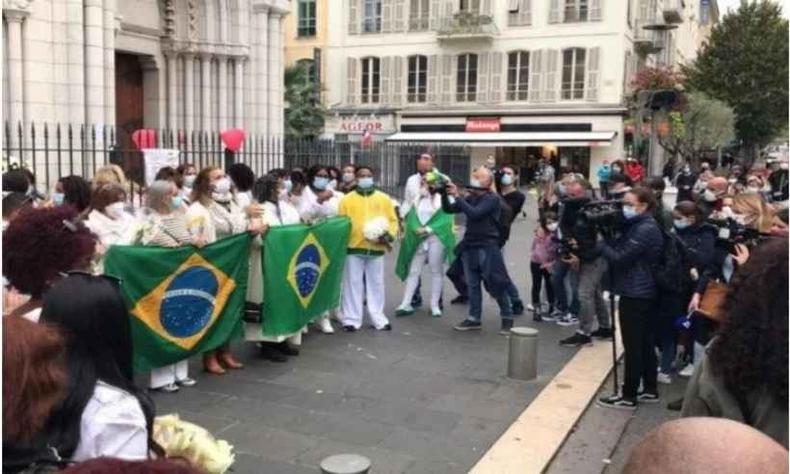 Diante da Baslica de Notre-Dame, onde aconteceu o ataque, amigos de Simone Barreto cantaram o Hino Nacional Brasileiro(foto: Kennedy Santos Silva/Cedida ao Correio)