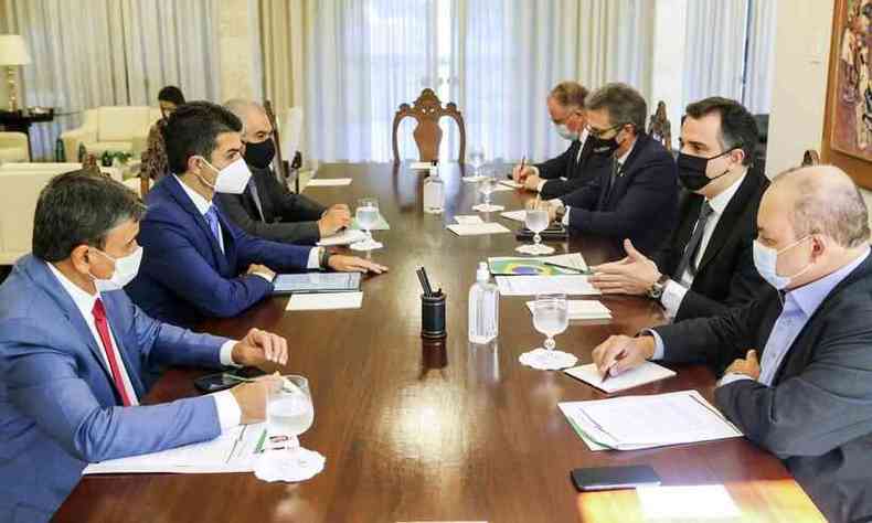 Na foto, presidente do Senado Rodrigo Pacheco (DEM-MG) reunido com governadores Romeu Zema (Novo), Ibaneis Rocha (DF), Renato Casagrande (ES), Reinaldo Azambuja (MS) e Helder Barbalho (PA)