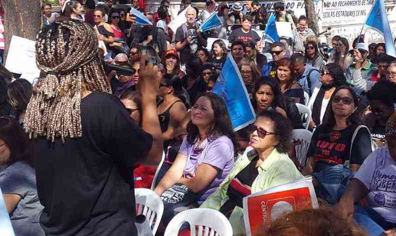 Manifestantes se aglomeraram em frente ao Instituto de Educao para protestar contra fuso de turmas(foto: Paulo Filgueiras/EM/D.A Press)