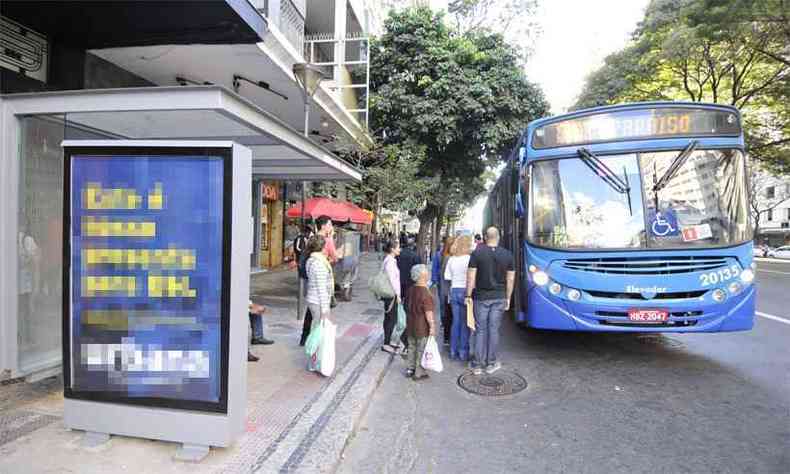 Anúncio em abrigo de ônibus na Avenida Afonso Pena, no Centro de Belo Horizonte(foto: Juarez Rodrigues/EM/D.A Press - 01/07/2016)