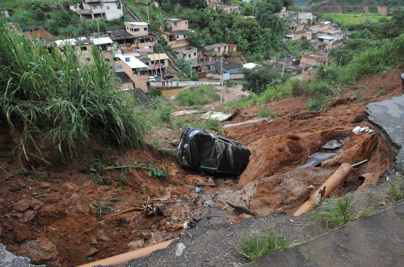 Cratera na Rua Araua, em Ibirit, Regio Metropolitana de BH