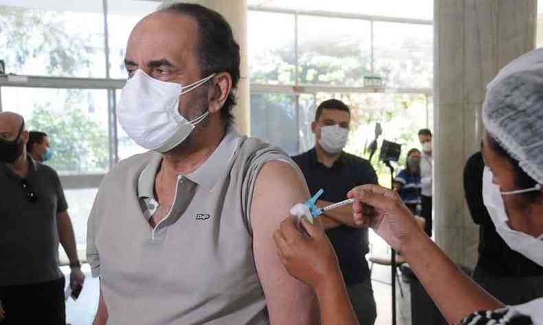 Prefeito Alexandre Kalil recebe a primeira dose da vacina(foto: Juarez Rodrigues/EM/DA Press)