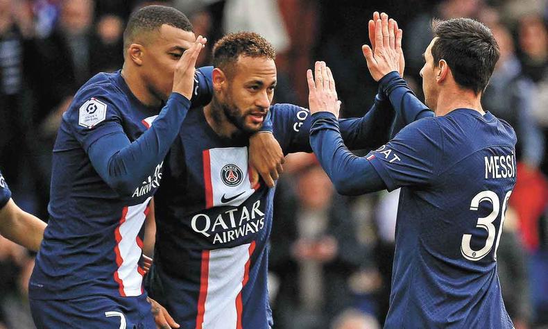 Sucessivas eliminações em Champions League, principalmente nas oitavas de final, têm colocado em dúvida a eficiência de Mbappé, Neymar e Messi(foto: FRANK FIFE/AFP) Mbappé, Neymar e Messi comemorando gol