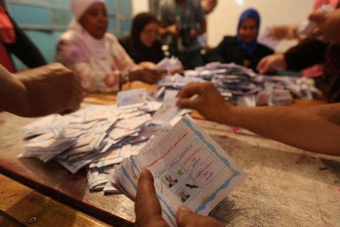 Votos são contados após fechamento de sessões eleitorais. Vitória de Marechal é certa(foto: Mohamed Abd El Ghany/Reuters) Votos são contados após fechamento de sessões eleitorais. Vitória de Marechal é certa(foto: Mohamed Abd El Ghany/Reuters)