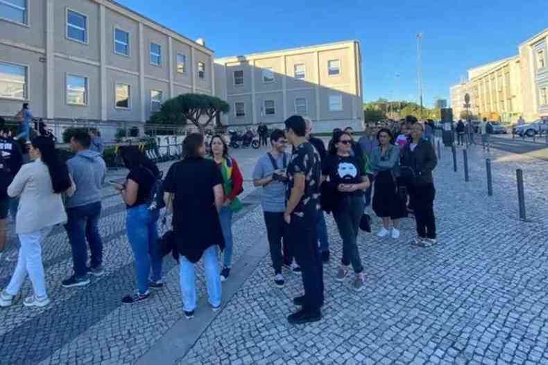 Eleitores em frente a local de votao em Lisboa