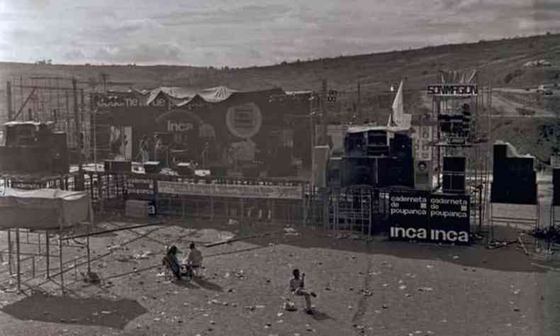 2 mil pessoas compareceram no 'Woodstock Mineiro' ao longo dos trs dias de festa, reunidas em cerca de 700 barracas. 