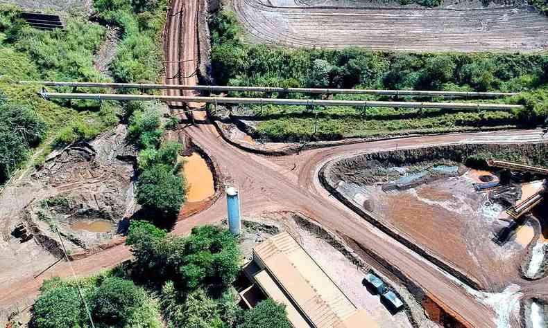 Imagem area mostra adutoras expostas cruzando rea de minerao em Brumadinho, onde estruturas ficam tambm em reas residenciais