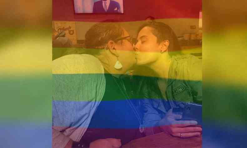 Foto com filtro das cores do arco-íris tem ao fundo Jessica Balbino beijando uma mulher 