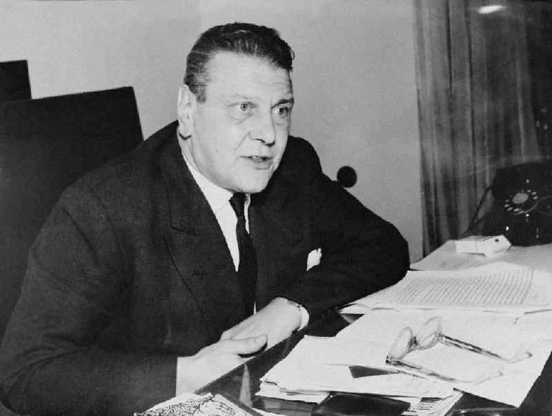 Otto Skorzeny em seu escritrio na Espanha