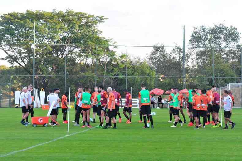 Rodrigo Santana recebeu os jogadores na Cidade do Galo e disse que nada muda com a efetivao(foto: Ramon Lisboa/EM/D.A Press)