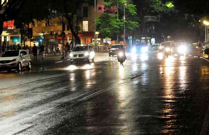 Belo Horizonte deve ter chuva ainda nesta segunda-feira, se estendendo para a madrugada de tera(foto: Tlio Santos/EM/D.A Press)