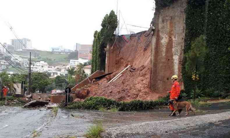 O Corpo de Bombeiros foi at o local e, com ajuda de ces farejadores, procuraram por possveis vtimas soterradas. Mas, mais tarde, constataram que no havia ningum sob a terra(foto: Paulo Filgueiras/EM/D.A Press)