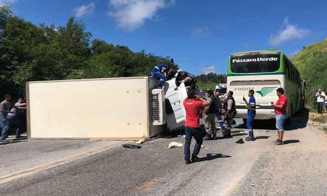 Carreta tombou e apenas o motorista se feriu no acidente e foi resgatado com suspeita de fratura em uma das pernas (foto: Grupo de informações BR-381/ Divulgação) Carreta tombou e apenas o motorista se feriu no acidente e foi resgatado com suspeita de fratura em uma das pernas (foto: Grupo de informações BR-381/ Divulgação)