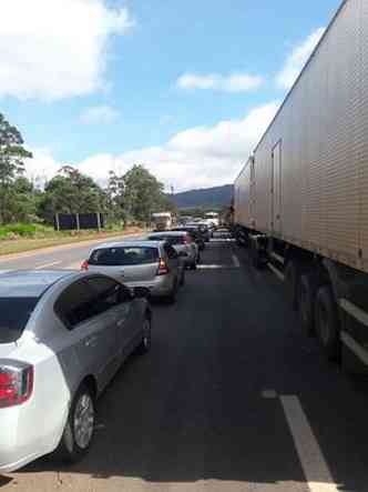 Congestionamento prximo ao posto da Polcia Rodoviria Federal, no sentido Belo Horizonte (foto: Whatsapp/ Divulgao )