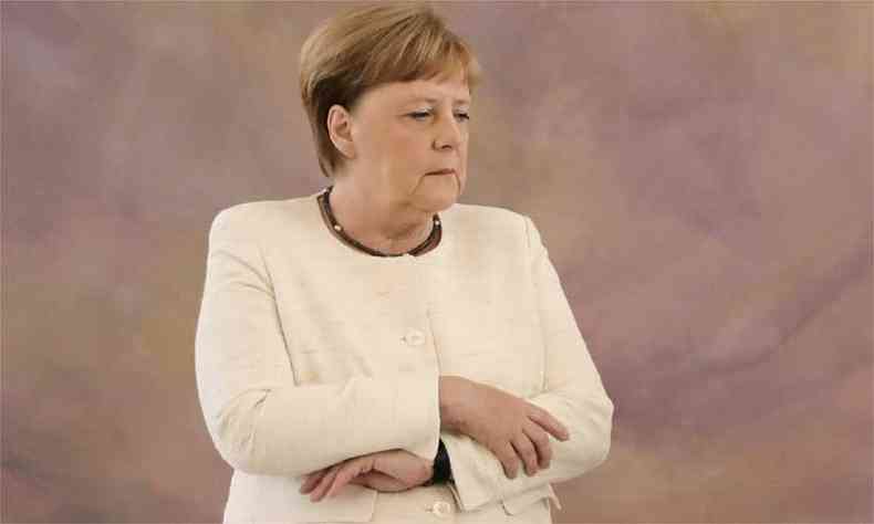 Merkel sofreu um novo tremor, uma semana depois de despertar preocupaes, visivelmente tremendo em outra cerimnia oficial(foto: Kay Nietfeld / dpa / AFP)