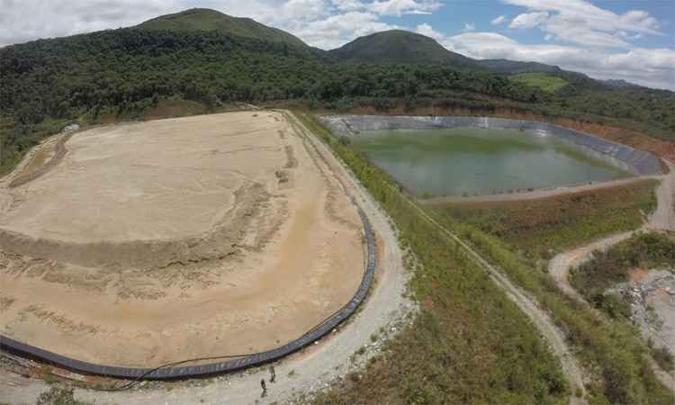 Visão aérea da Barragem de Capão da Serra, em Nova Lima: temor entre moradores da região, ainda que a mineradora responsável garanta ter seguido as normas de segurança(foto: Mateus Parreiras/EM/DA Press) Visão aérea da Barragem de Capão da Serra, em Nova Lima: temor entre moradores da região, ainda que a mineradora responsável garanta ter seguido as normas de segurança(foto: Mateus Parreiras/EM/DA Press)
