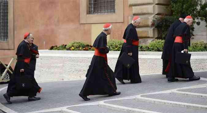 Cardeais chegam para encontro no Vaticano, a data para o incio do conclave foi definido nesta sexta-feira (foto: REUTERS/Dylan Martinez )
