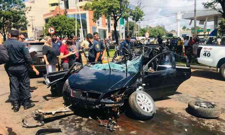 Carro onde estudante estava bateu em uma rvore na Ciudade del Este(foto: Reproduo/WhatsApp)