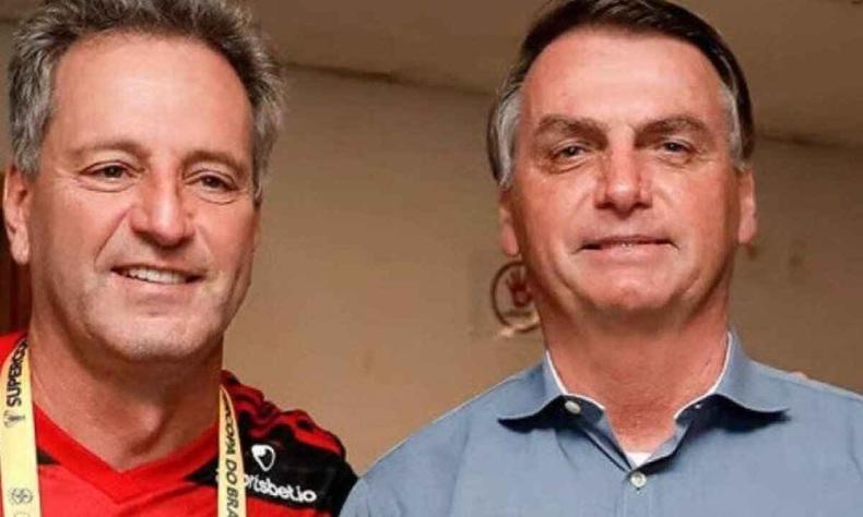 Presidente do Flamengo Rodolfo Landim ao lado do presidente Jairo Bolsonaro. Landim usa camisa do Flamengo e Bolsonaro usa camisa azul