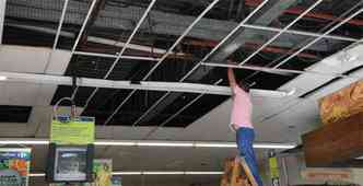 Além de destruir o caixa eletrônico, o ataque de ontem danificou o teto do supermercado na Pampulha(foto: Paulo Filgueiras/EM/DA Press)