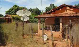 No povoado de Sentinela, antenas so o nico vestgio de tecnologia e mairia das casas  feita de adobe(foto: Luiz Ribeiro/EM/D.A PRESS)