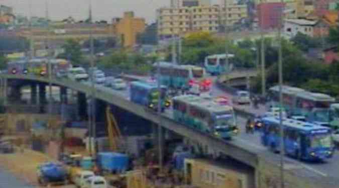 Acidente no Viaduto Leste provocou congestionamentos at na Av. Cristiano Machado(foto: REproduo/BHTrans)