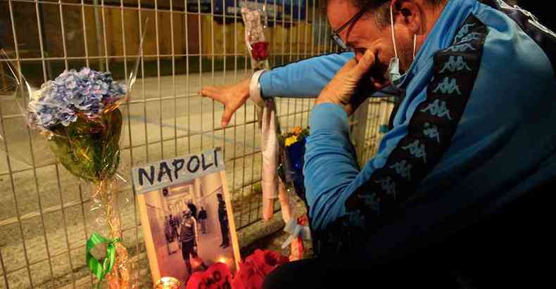 Maradona foi reverenciado em Npoles, cidade italiana onde tambm se destacou