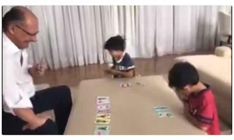 O governador disse que foi 'memorvel' conseguir jogar 'mico' com os netinhos(foto: Reproduo)