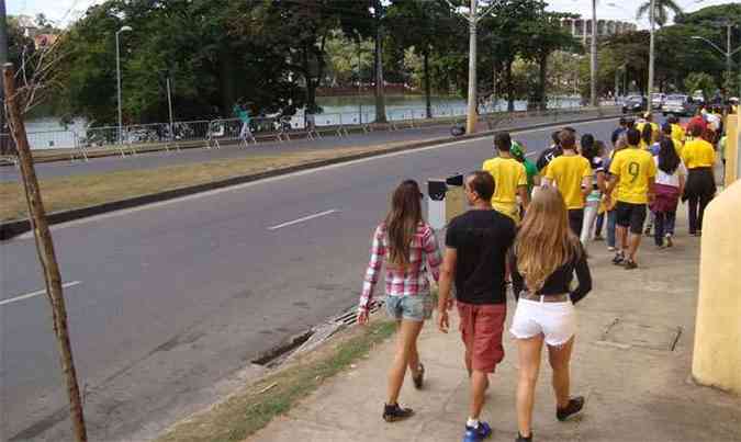 Irritados com a demora do Expresso Copa, torcedores desceram na Avenida Catalo e preferiram fazer o restante do percurso a p (foto: Bruno Freitas/EM/D.A Press)