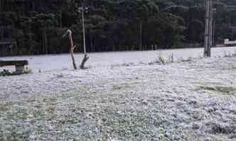 Campos amanheceram cobertos de gelo em Monte Verde(foto: Associao de Hotis e Pousadas de Monte Verde/Divulgao)