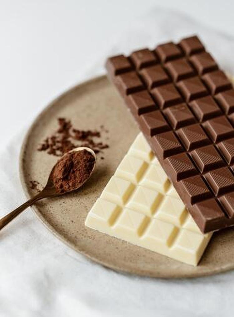 Chocolates branco e preto