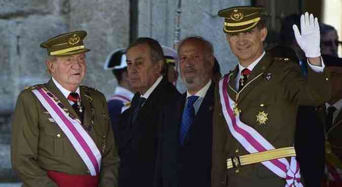 Rei Juan Carlos e seu filho e herdeiro Felipe de Borbn fardados em cerimnia militar (foto: PIERRE-PHILIPPE MARCOU/AFP)