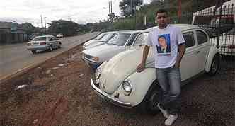 O comerciante Rodrigo Placdio revende carros em plena BR-381