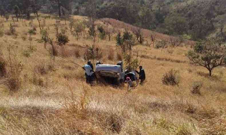 Carro saiu da pista na altura de Sabará e duas pessoas ficaram feridas - uma delas em estado grave(foto: PRF/Divulgação)
