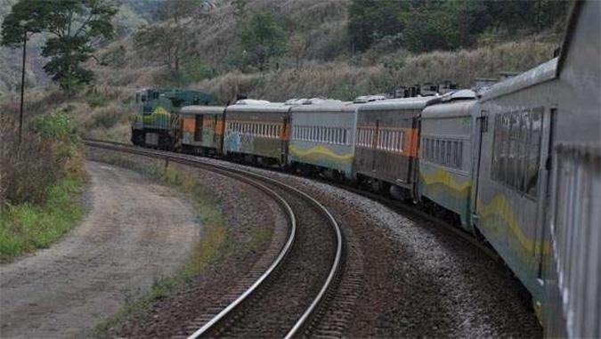 Locomotiva puxa composi��o da Vit�ria-Minas. Experi�ncia pode ser levada para novas ferrovias que v�o ser implantadas nos pr�ximos anos(foto: Juarez Rodrigues/EM/D.A Press)