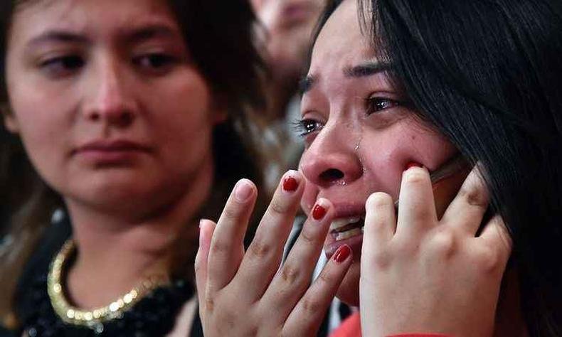 Mulher simpatizante de acordo de paz entre governo colombiano e a guerrilha Farc chora ap�s resultado negativo de referendo(foto: AFP / GUILLERMO LEGARIA )